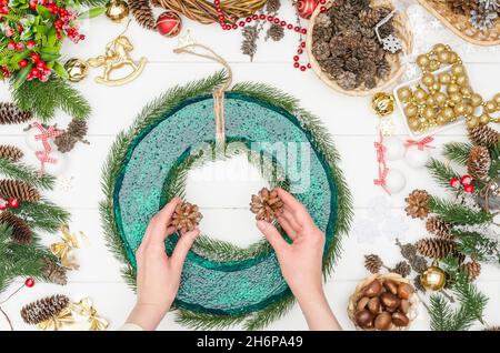 Passo dopo passo facendo una grande corona di Natale, passo 4 - prendere coni di pino naturale Foto Stock