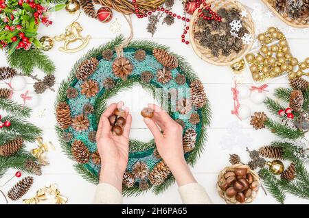 Passo dopo passo di una grande corona di Natale, passo 9 - prendere castagne naturali Foto Stock