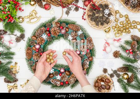 Passo dopo passo facendo una grande corona di Natale, passo 15 - prendere perle decorative d'oro Foto Stock