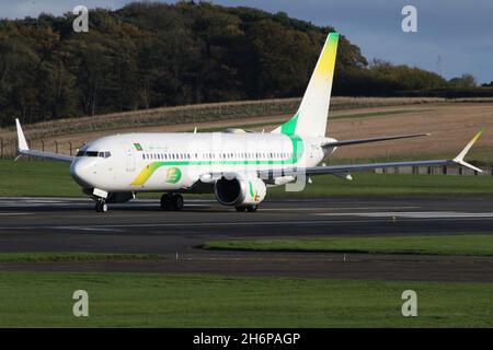 5T-CLJ, un Boeing 737 MAX 8 gestito da Mauritania Airlines, in partenza dall'aeroporto internazionale di Prestwick in Ayrshire, Scozia, l'aeromobile era in Scozia per portare i delegati mauritani alla conferenza COP26 sul cambiamento climatico tenutasi nella vicina città di Glasgow. Foto Stock