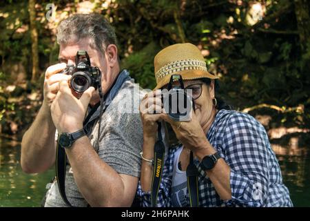 MATANZAS, CUBA - 16 ottobre 2021: I due turisti fotografati nella natura Foto Stock