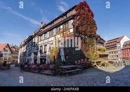 Il famoso quartiere Petite France con i tradizionali edifici in legno a graticcio ben conservati, Strasburgo, Alsazia, Francia Foto Stock