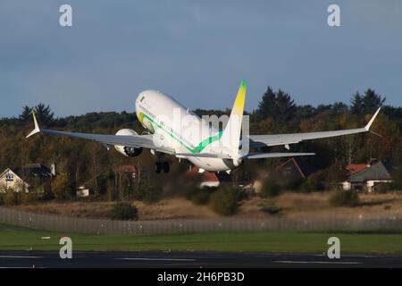 5T-CLJ, un Boeing 737 MAX 8 gestito da Mauritania Airlines, in partenza dall'aeroporto internazionale di Prestwick in Ayrshire, Scozia, l'aeromobile era in Scozia per portare i delegati mauritani alla conferenza COP26 sul cambiamento climatico tenutasi nella vicina città di Glasgow. Foto Stock