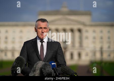 Il Ministro dell'Ufficio Esecutivo di Sinn Fein Declan Kearney parla ai media dopo un incontro con Lord Frost a Stormont. Data foto: Mercoledì 17 novembre 2021. Foto Stock