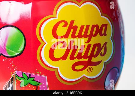 Bielorussia, Novopolotsk - 10 novembre 2021: Primo piano barattolo grande di chupa chups Foto Stock