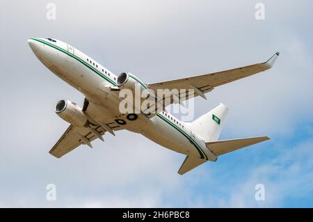 Royal Saudi Air Force Boeing 737 BBJ Airliner Jet Plane HZ-101 decollo dall'aeroporto di Farnborough, Hampshire, Regno Unito. Boeing Business Jet, trasporto VIP Foto Stock