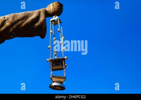 Oggetto di culto divino . Lampadario usato nei monasteri greci durante i servizi sacri o nelle processioni religiose Foto Stock