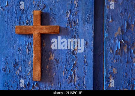 Attraversa la vecchia porta blu, Sao Joao del Rei, Brasile Foto Stock