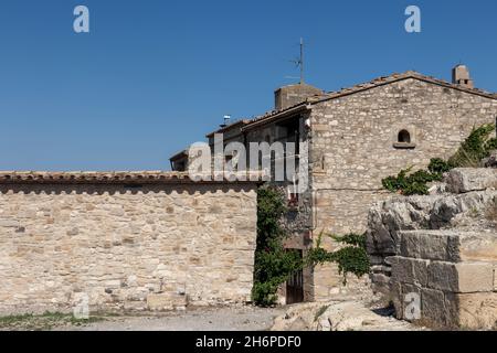 vecchia casa della città medievale di guimera nella provincia di lleida nel nord della spagna Foto Stock