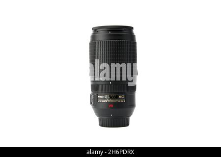 Teleobiettivo Nikon Nikkor full frame per fotocamere reflex Nikon, Nikkor 70-300mm f4.5-5.6E ed VR su sfondo bianco. 03.04.2021, Rostov, Russi Foto Stock