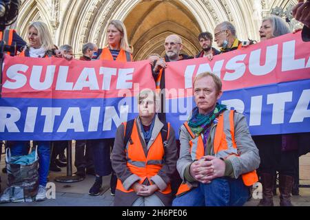 Londra, Regno Unito. 17 novembre 2021. Un insulato protester britannico parla ai mezzi di comunicazione di massa al di fuori delle corti reali di giustizia dopo il processo. Nove attivisti sono stati incarcerati per aver violato un ingiunzione durante le recenti proteste insulate della Gran Bretagna. I manifestanti chiedono che il governo isoli tutte le abitazioni sociali entro il 2025, e si assuma la responsabilità di garantire che tutte le case nel Regno Unito siano più efficienti dal punto di vista energetico entro il 2030, come parte di più ampi obiettivi di cambiamento climatico e decarbonizzazione. Foto Stock