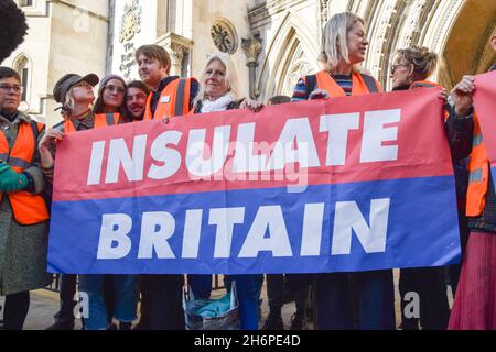 Londra, Regno Unito. 17 novembre 2021. I manifestanti detengono una bandiera britannica insulata al di fuori delle corti reali di giustizia dopo il processo. Nove attivisti sono stati incarcerati per aver violato un ingiunzione durante le recenti proteste insulate della Gran Bretagna. I manifestanti chiedono che il governo isoli tutte le abitazioni sociali entro il 2025, e si assuma la responsabilità di garantire che tutte le case nel Regno Unito siano più efficienti dal punto di vista energetico entro il 2030, come parte di più ampi obiettivi di cambiamento climatico e decarbonizzazione. (Foto di Vuk Valcic/SOPA Images/Sipa USA) Credit: Sipa USA/Alamy Live News Foto Stock