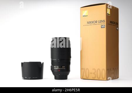 Teleobiettivo Nikon Nikkor full frame per fotocamere reflex Nikon, Nikkor 70-300mm f4.5-5.6E ed VR su sfondo bianco. 03.04.2021, Rostov, Russi Foto Stock