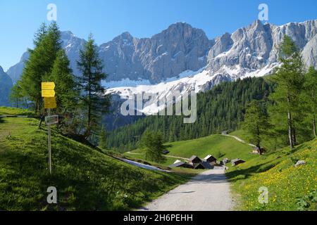 Un bellissimo villaggio alpino nella valle di Neustatt nella regione di Schladming-Dachstein in Austria (Stiria) Foto Stock