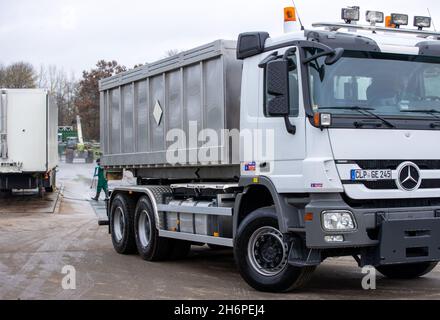 Vogelsang, Germania. 17 novembre 2021. Un autocarro porta un contenitore di trasporto chiuso nei locali dell'allevamento di suini colpiti dalla peste suina africana. È stata istituita l'attrezzatura tecnica per l'uccisione degli oltre 4,000 suini. Il primo focolaio di peste suina africana nel Meclemburgo-Pomerania occidentale si è verificato presso lo stabilimento. Come reazione al focolaio di ASF nel bestiame nel distretto di Rostock, tutti gli animali devono ora essere abbattuti e smaltiti. Credit: Jens Büttner/dpa-Zentralbild/dpa/Alamy Live News Foto Stock