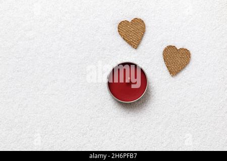 San Valentino. Due cuori e una candela sulla neve bianca. Foto Stock