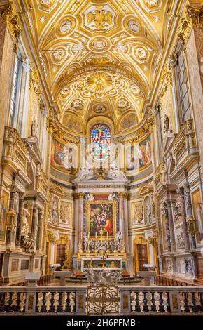 ROMA, ITALIA - 1 SETTEMBRE 2021: Il presbiterio della chiesa di Santa Maria dell'anima con la pala raffigura la Sacra Famiglia e i Santi di Giulio Roma Foto Stock
