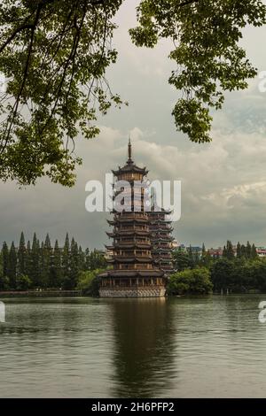 Oro e argento Twin Pagoda Guilin Foto Stock