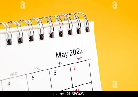 Primo piano Calendario del 2022 maggio su sfondo giallo. Foto Stock