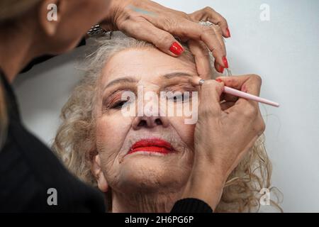 Gerusalemme, Israele. 16 novembre 2021. Chana Harel, sopravvissuta all'Olocausto, 90 anni, ottiene il suo trucco e i capelli fatti per il concorso di bellezza Miss Olocausto Survivor 2021. Il concorso di bellezza è stato organizzato dal Museo degli amici di Sion per onorare dieci sopravvissuti all'Olocausto tra i 79 e i 90 anni. Credit: Alejandro Ernesto/dpa/Alamy Live News Foto Stock