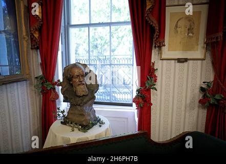 Londra, Regno Unito. 16 novembre 2021. Foto scattata il 16 novembre 2021 mostra la scultura di Dickens nel Charles Dickens Museum, decorato per Natale, a Londra, in Gran Bretagna. Il Charles Dickens Museum offre un'occhiata a come il Natale è stato celebrato dall'autore vittoriano. Il museo si trova al 48 di Doughty Street, casa di Londra di Dickens dal 1837 al 1839. Mentre viveva in Doughty Street, Dickens finì di scrivere i Pickwick Papers, scrisse Nicholas Nickleby e, più famoso di tutti, Oliver Twist. Credit: Li Ying/Xinhua/Alamy Live News Foto Stock