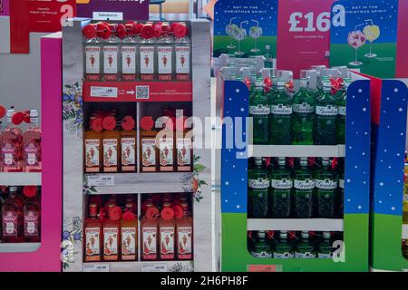 Taplow, Buckinghamshire, Regno Unito. 17 novembre 2021. Gin in vendita. Il supermercato Sainsbury's era ben rifornito di cibo e bevande natalizie. Le precedenti questioni relative alla catena di fornitura nel mercato dei prodotti alimentari e delle bevande in Inghilterra dopo la Brexit sembrano essere in via di allentamento senza un evidente acquisto di panico. Credit: Maureen McLean/Alamy Foto Stock