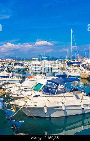 Maiorca Spagna 14. Settembre 2018 Promenade con barche yacht barche a vela in acque turchesi a Can Picafort sulle Baleari Maiorca in Spagna. Foto Stock