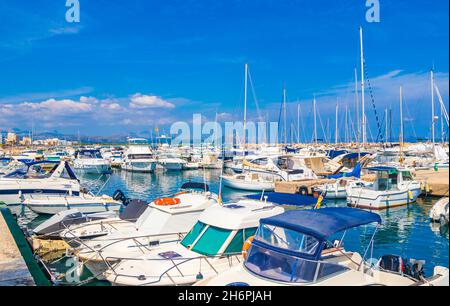 Maiorca Spagna 14. Settembre 2018 Promenade con barche yacht barche a vela in acque turchesi a Can Picafort sulle Baleari Maiorca in Spagna. Foto Stock