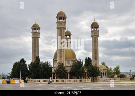 Moschea di Yusuf Sakkazova all'aeroporto di Grozny, Grozny, Cecenia, Caucaso, Russia, Europa Foto Stock