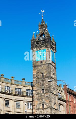 Timpano di pedaggio e torre dell'orologio, parte della prigione storica del XVII secolo vicino alla Mercat Cross all'estremità sud di High Street, Glasgow, Scozia Foto Stock