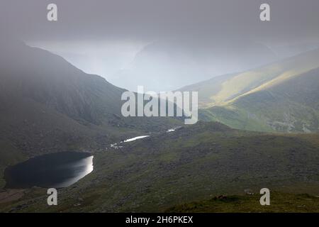 Vista sul lago Llyn Dur Arddu nella nebbia dalla stazione di Clogwyn, Snowdonia, Galles, Regno Unito, Foto Stock