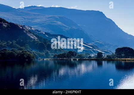 Guardando lungo il lago di Llyn Padarn verso la cava di ardesia viana alla luce del mattino presto, il lago di Llyn Padarn, Llanberis, Galles, Regno Unito, Foto Stock