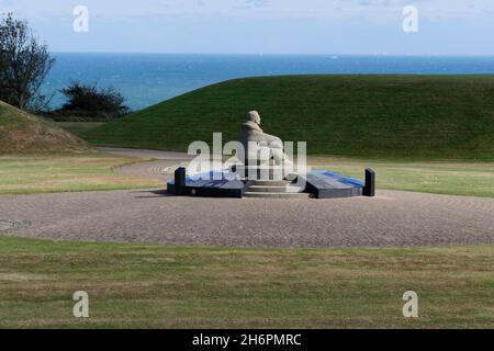 Statua del pilota seduto scolpita da Harry Grey, Battle of Britain Memorial, Capel-le-Ferne, vicino Folkestone, Kent, Inghilterra Foto Stock