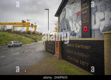 Ulster Volunteer Force (UVF) murale lealista con Harland & Wolff cantiere in background, East Belfast, Northern Irland . Foto Stock