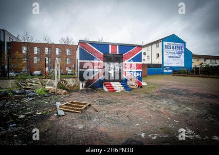 Murale della bandiera Union Jack a Lower Shankill Estate, Belfast. Foto Stock