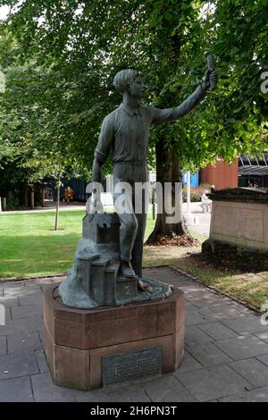 La statua di Coventry Boy di Philip Bentham, University Square, Priory Street, Coventry , Warwickshire ,West Midlands, Inghilterra , Foto Stock