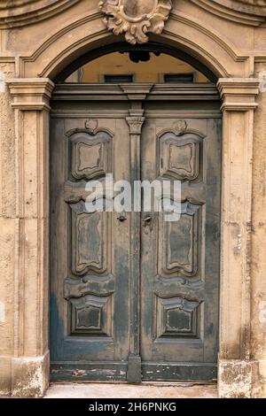 vecchia porta in legno aspetto vintage Foto Stock