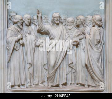 ROMA, ITALIA - 2 SETTEMBRE 2021: Il sollievo di Gesù tra gli apostoli sul pulpito nella chiesa Basilica di Sant'Antonio al Laterano Foto Stock