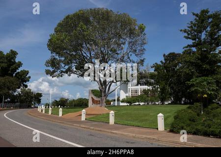 Strada che conduce al Telegraph Cable Memorial e Parlamento House a Darwin, Northern Territory, Australia Foto Stock