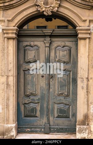 vecchia porta in legno aspetto vintage Foto Stock