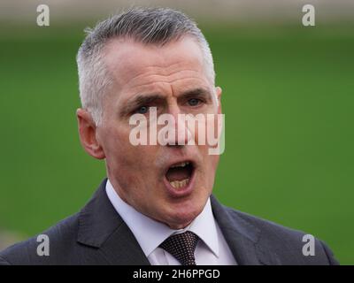 Il Ministro dell'Ufficio Esecutivo di Sinn Fein Declan Kearney parla ai media dopo un incontro con Lord Frost a Stormont. Data foto: Mercoledì 17 novembre 2021. Foto Stock