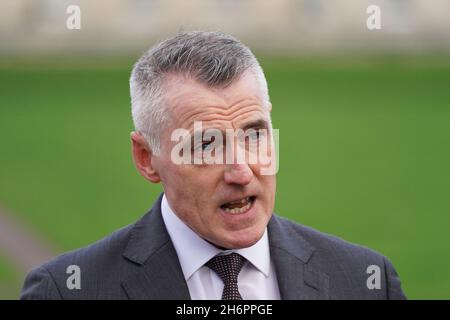 Il Ministro dell'Ufficio Esecutivo di Sinn Fein Declan Kearney parla ai media dopo un incontro con Lord Frost a Stormont. Data foto: Mercoledì 17 novembre 2021. Foto Stock