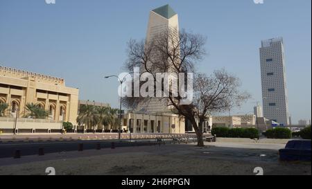 Via 105 Kuwait City. La Grande Moschea e la Banca Centrale del Kuwait Foto Stock