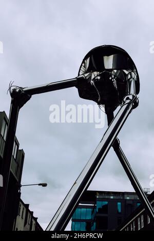 The Woking Martian di Michael Condrom 1998, Una statua in acciaio inossidabile elettrolucidato al cromo che rappresenta i Martiani della Guerra dei Mondi HG Wells Foto Stock