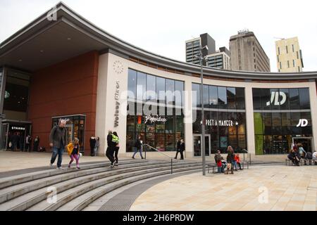 Wolsey Place pedoni shopping in Jubilee Square nel centro di Woking, Surrey, Inghilterra, Regno Unito, giorno 2021 Foto Stock