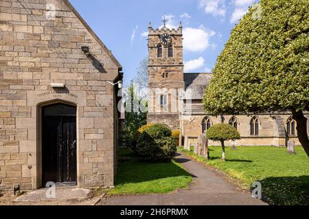 Chiesa di St Cuthberts e Sala della Scuola Domenica nel villaggio montano di Allendale Town sulle Pennines, Northumberland Regno Unito Foto Stock