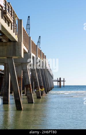 Progetto di riparazione del molo di Jacksonville Beach per riparare o sostituire le aree danneggiate durante un uragano. Foto Stock