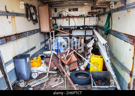 Guardando all'interno di una vecchia cabina disutilizzata piena di spazzatura scartata e Bric-a-brac, preso sulla spiaggia di Dungeness, Kent, Inghilterra, 14th novembre 2021 Foto Stock