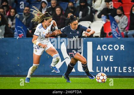 Athenea DEL CASTILLO BEIVIDE del Real Madrid e Sakina KARCHAOUI del PSG durante la UEFA Women's Champions League, partita di calcio del Gruppo B tra Paris Saint-Germain e Real Madrid il 9 novembre 2021 allo stadio Parc des Princes di Parigi, Francia - Foto Matthieu Mirville / DPPI Foto Stock