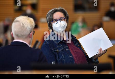 17 novembre 2021, Turingia, Erfurt: Heike Werner (Die Linke), Ministro del lavoro, degli affari sociali, della Salute, delle Donne e della Famiglia della Turingia e Benjamin-Immanuel Hoff, Capo della Cancelleria di Stato della Turingia, si parlano nella Camera plenaria del Parlamento Turingio. Il parlamento di Stato della Turingia inizia per la prima volta la sessione plenaria con prove obbligatorie per i membri del parlamento e del personale. In considerazione del forte aumento del numero di infezioni, il presidente del parlamento di Stato ha rafforzato le misure di protezione contro le infezioni. Di conseguenza, membri del parlamento e s. Foto Stock